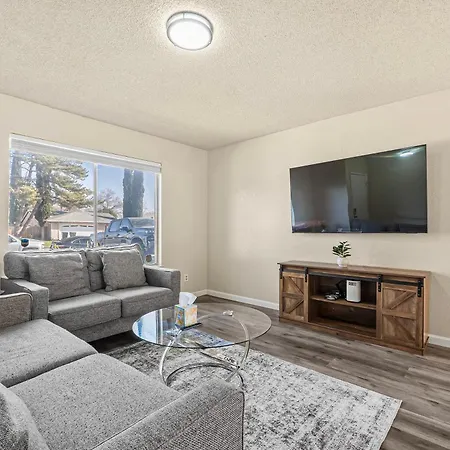Peaceful And Quiet 4 Bedroom House With Garage